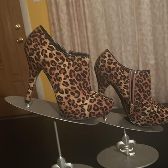 Qupid Leopard Print Booties - Picture 2 of 8